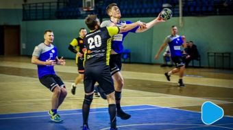 Uniwersytet wciąż przegrywa