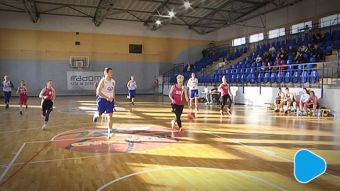 Amatorzy rzucają do kosza