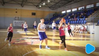 Amatorzy punktują pod koszem