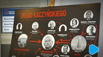 Do Radomia trafiła replika tablicy „układ Kaczyńskiego”