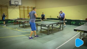 Amatorzy przy stołach