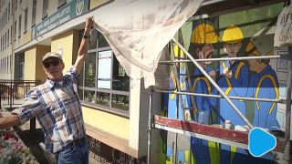 Roberto maluje w Radomiu murale