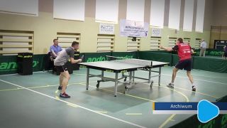 Zacięty mecz przy stołach