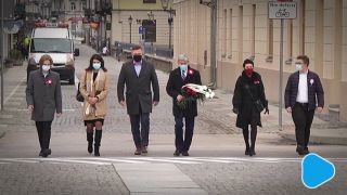 Złożyli kwiaty pod pomnikiem