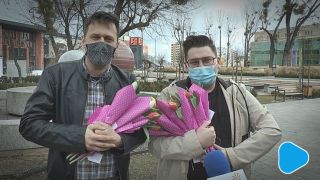 Z okazji Dnia Kobiet, prezenterzy radiowi rozdawali kwiaty