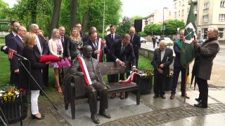 Ławeczka Mikołajczyka stanęła w Parku Kościuszki