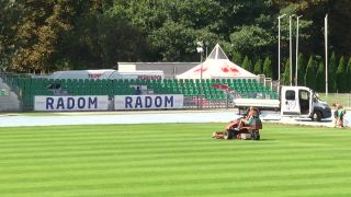 Prace nad podgrzewaniem murawy trwają