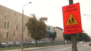 Kierowco, zwolnij! Piesi, bądźcie ostrożni