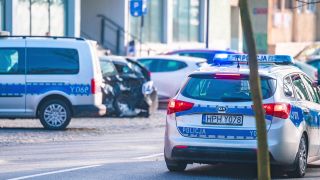 W niedzielny poranek, pijany radomianin wsiadł za kierownicę osobówki i... zniszczył jedenaście samochodów na ulicy Słowackiego. 