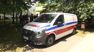 Przekazanie karetki dla szpitala w Pionkach z polityczną dyskusją w tle