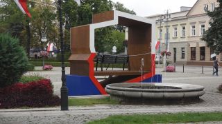 Patriotyczna ławka na Placu Corazziego