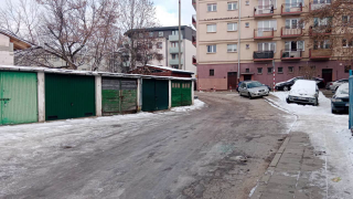 Zniszczone samochody w centrum miasta