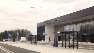 Dwie linie miejskie będą kursować na lotnisko. Ile kursów dziennie?