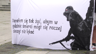 Hołd dla powstańców warszawskich