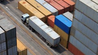 Na czym dokładnie polega transport kontenerów?