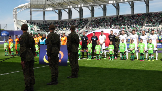 Flaga i hymn na murawie stadionu