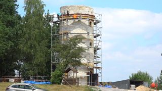 Trwa budowa wieży widokowej w Borkowicach. Co z parkiem dinozaurów? 
