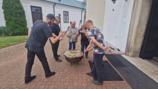 Z barabnem jadą w powiat
