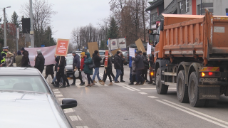 Dwie szkoły w gminie Jastrzębia do zamknięcia? Mieszkańcy protestowali przed urzędem