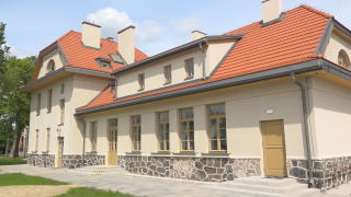 Zabytkowy budynek Dworca Kolejki Wąskotorowej w Grójcu zyskał nowy blask