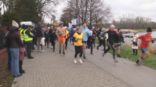 Im chłód niestraszny. Najpierw bieg wokół zalewu, a potem... skok do zalewu!