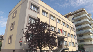 Strzały na czerwonym świetle. Agresywny kierowca zatrzymany przez policję 