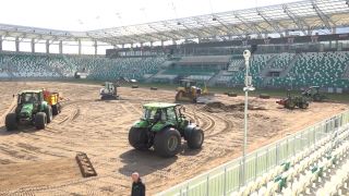 Trwa układanie nowej murawy przy Struga