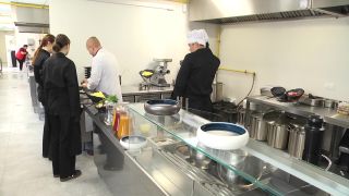 Będą nowi mistrzowie kuchni. Ruszyły kursy gastronomii i kelnerstwa