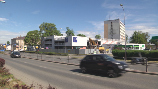 Trwa rozbiórka parkingu w centrum Radomia. Już wkrótce stanie tu drapacz chmur
