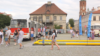 Ogromna kolejka do przejażdżki legendarnym Jelczem. Tak wyglądała ostatnia Niedziela na Rynku