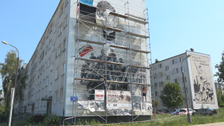 Mural upamiętniający księdza Romana Kotlarza powstaje na radomskim Gołębiowie